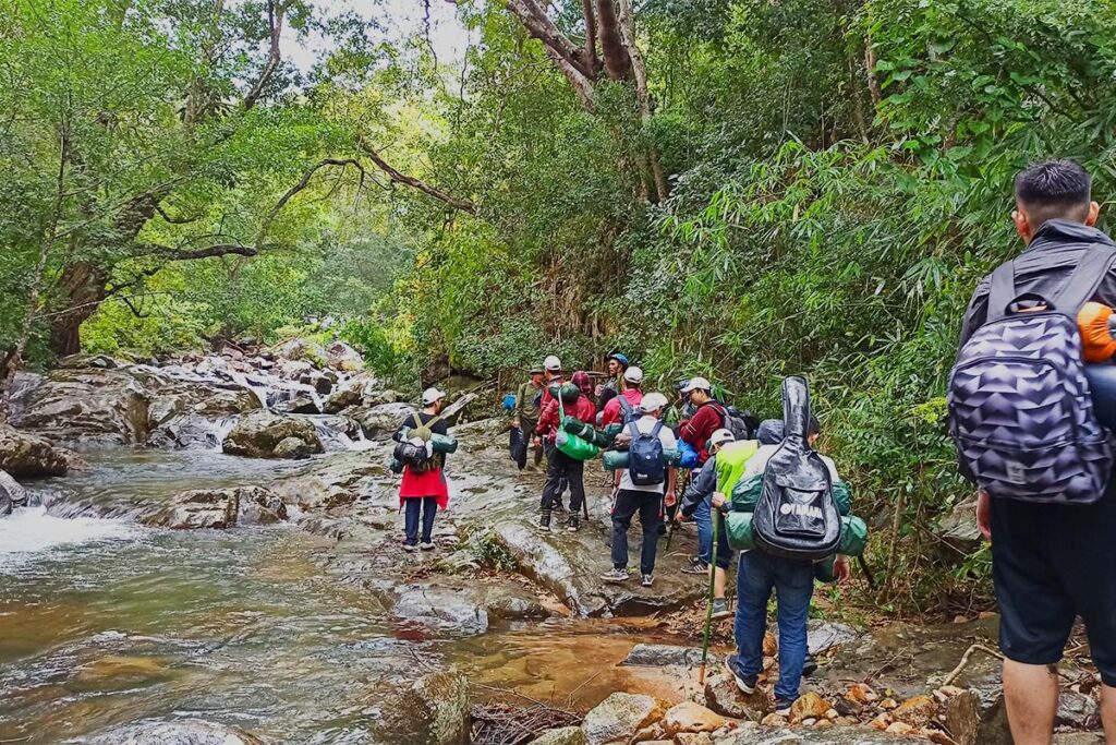 Cắm trại, trekking rừng nguyên sinh cạnh LAK Tented Camp